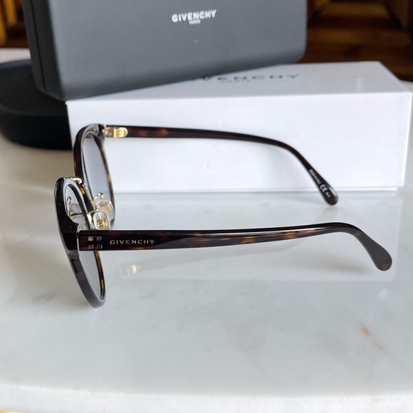Givenchy 🕶 - Picture 6 of 7